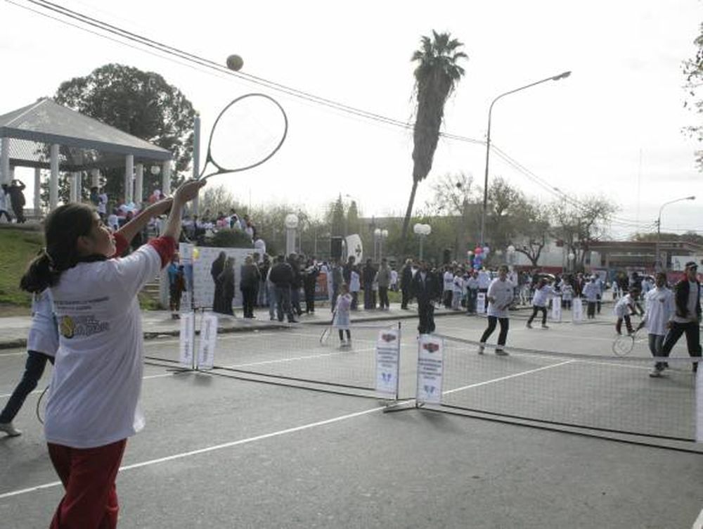 Una calle que pasó a ser una gran cancha de tenis