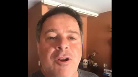 Carna filmó un video para las fiestas y tuvo un grosero descuido