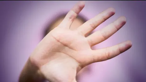 Irrumpió en el dormitorio de su ex, quien dormía con su pareja, y los golpeó con un caño