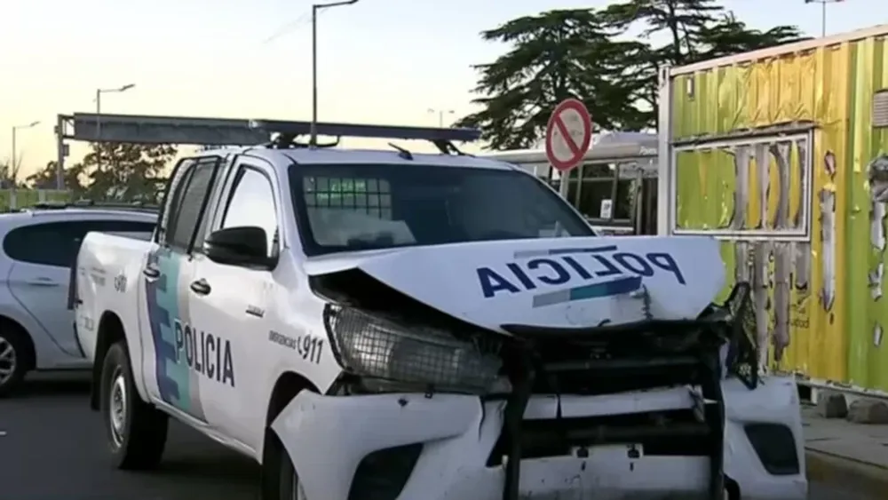 Dos patrulleros chocaron en una persecución de película y hay cuatro policías heridos