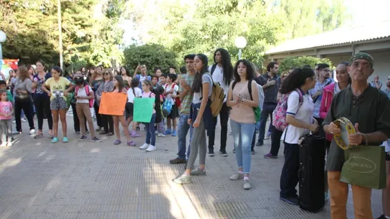 Con un abrazo simbólico a la Escuela de Música, reclamaron un lugar para estudiar