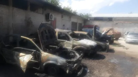 Un incendio generado por una fuerte explosión arrasó con varios autos en un taller mecánico
