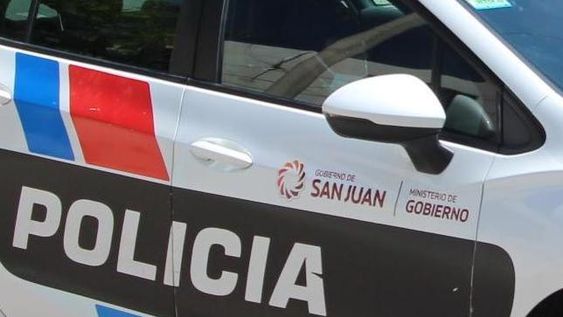 Le dieron una paliza mientras esperaba el colectivo para robarle una campera y $1000