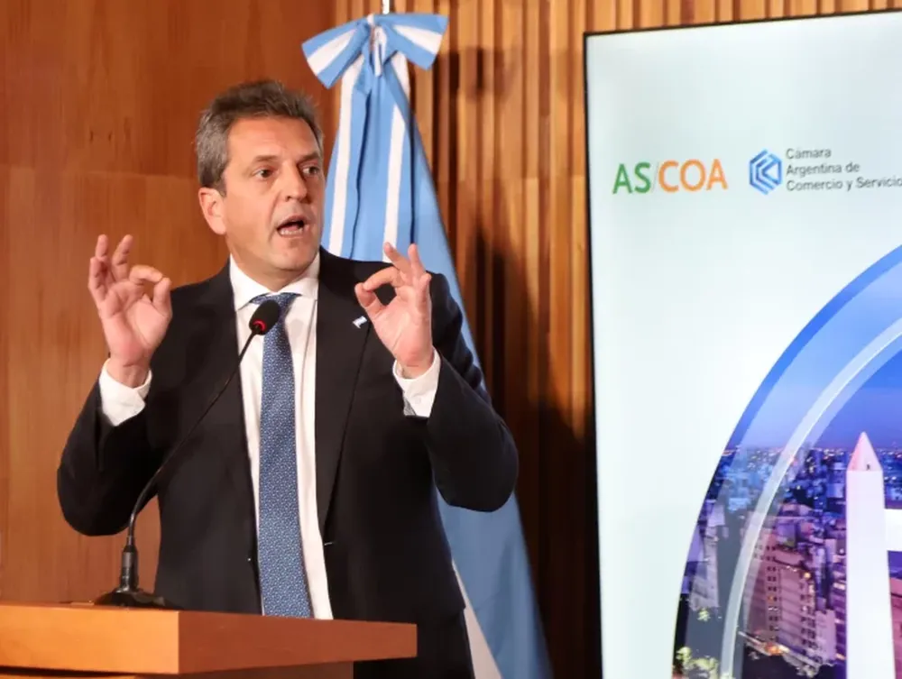 Massa anunció tres bonos de $37.000 para jubilados y se esperan más medidas para compensar los efectos de la devaluación