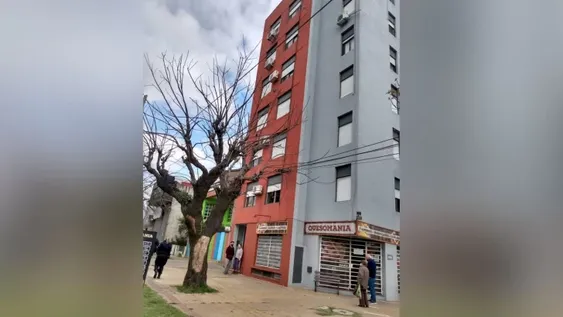 Un niño se salvó de milagro al caer desde una terraza cuando grababa un video de Tik Tok