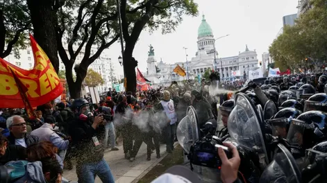 MARCHA Y VIOLENCIA. Tras el fracaso de la sesión, hubo fuertes enfrentamientos de organizaciones sociales con fuerzas de seguridad en la marcha de jubilados.