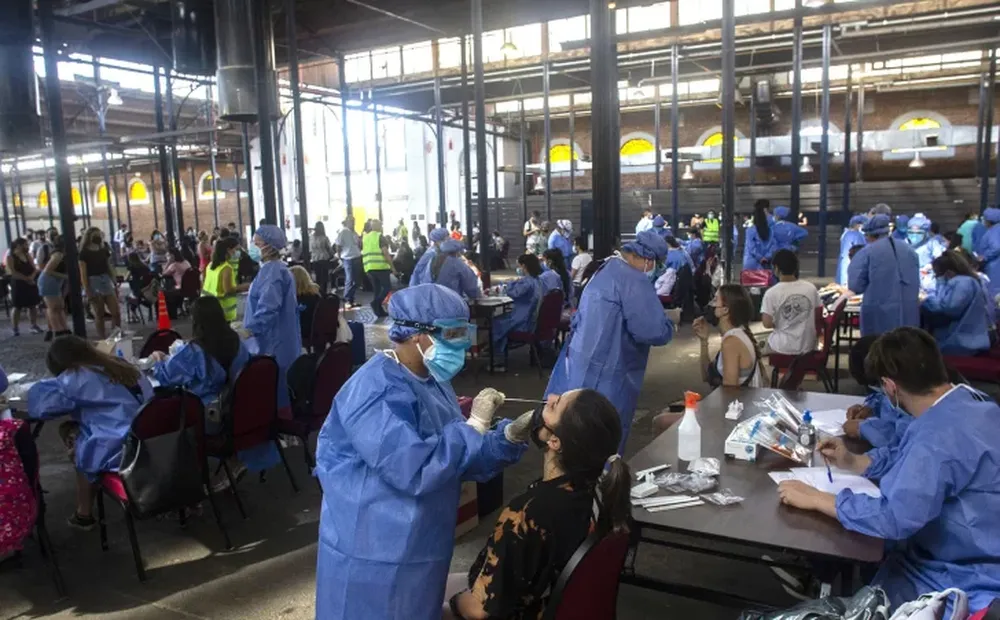 Con 11.121 contagios, analizan adelantar las dosis de refuerzo