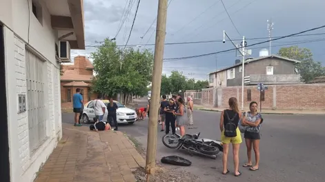 Impacto entre un auto y una moto dejó dos heridos graves