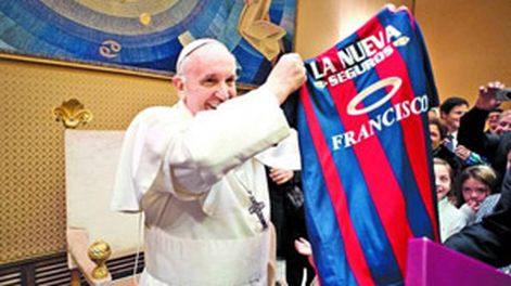 Francisco, feliz con la camiseta que le mandó San Lorenzo al Vaticano