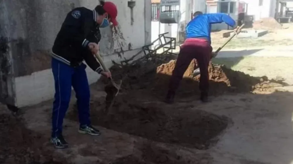 Su mamá murió por coronavirus y tuvo que cavar una fosa para enterrarla