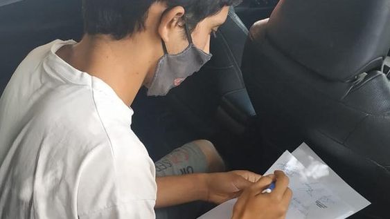 La agredieron su madre y su pareja mientras tenía a su bebé en brazos