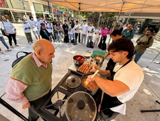 La peatonal se llenó de interesados y curiosos que quisieron conocer un poquito más sobre el tomaticán. La peatonal se llenó de interesados y curiosos que quisieron conocer un poquito más sobre el tomaticán.