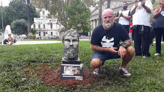 Colocaron un busto de Santiago Maldonado en la Plaza de Mayo