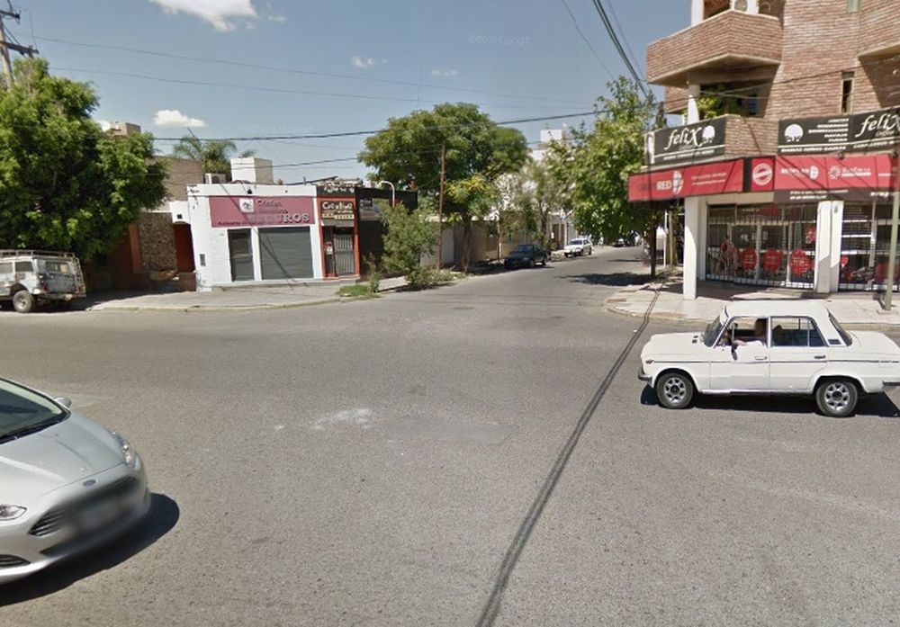 Vio cuando le robaron la cartera a su novia y huyeron en moto: los persiguió y los atropelló