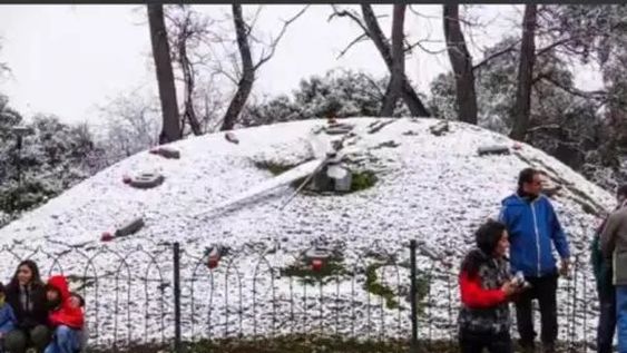 Icónica postal del reloj de Plaza España de una nevada en 2007.