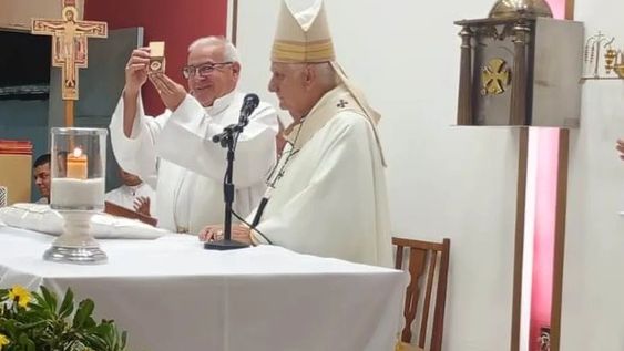 Las reliquias del Cura Brochero que recibió el padre José Fuentes, del Centro Evangelizador Cura Brochero, se trata de un trocito de hueso del Santo,