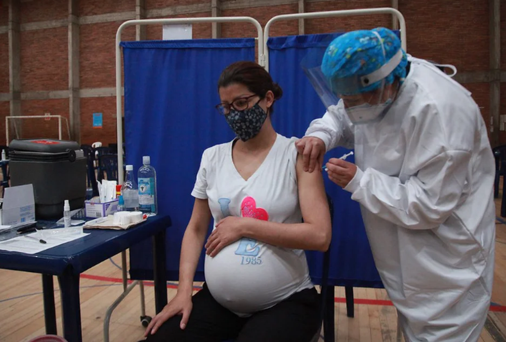 Embarazadas y COVID: encontraron un nuevo motivo por el cual tienen que protegerse