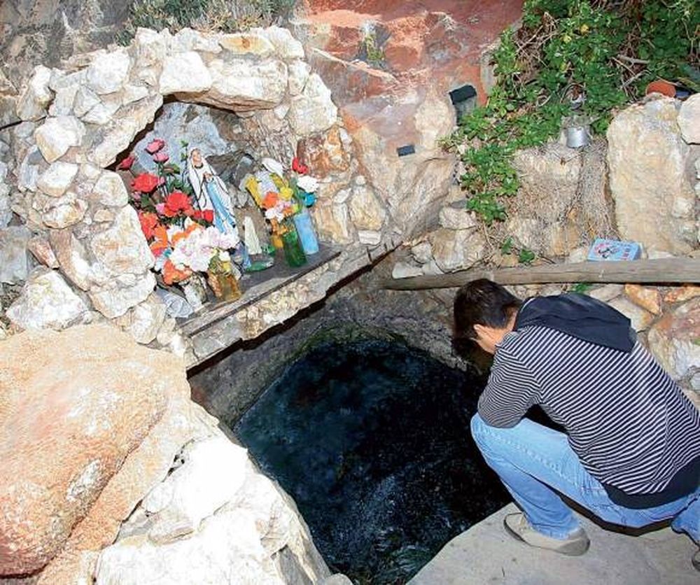 La gruta donde brotan aguas termales