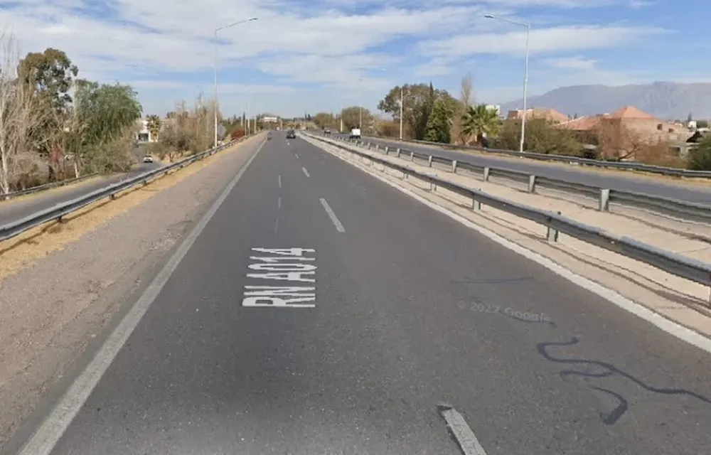 Un motociclista, quebrado al chocar contra una camioneta cuyo conductor huyó