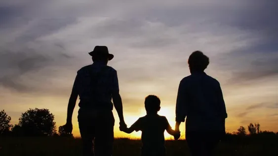 Por primera vez entregaron la tutela de un menor de edad a 4 personas