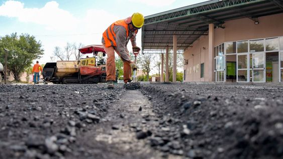 El municipio de Jáchal comenzó con la obra de repavimentación en la zona de la playa de maniobra de la Terminal de Ómnibud de Jáchal.