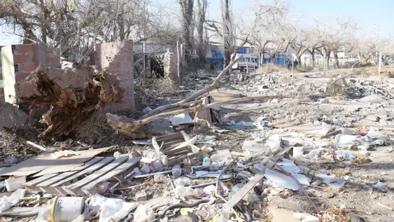 Escuela de Enología: queja vecinal porque el terreno desalojado ahora es un basural