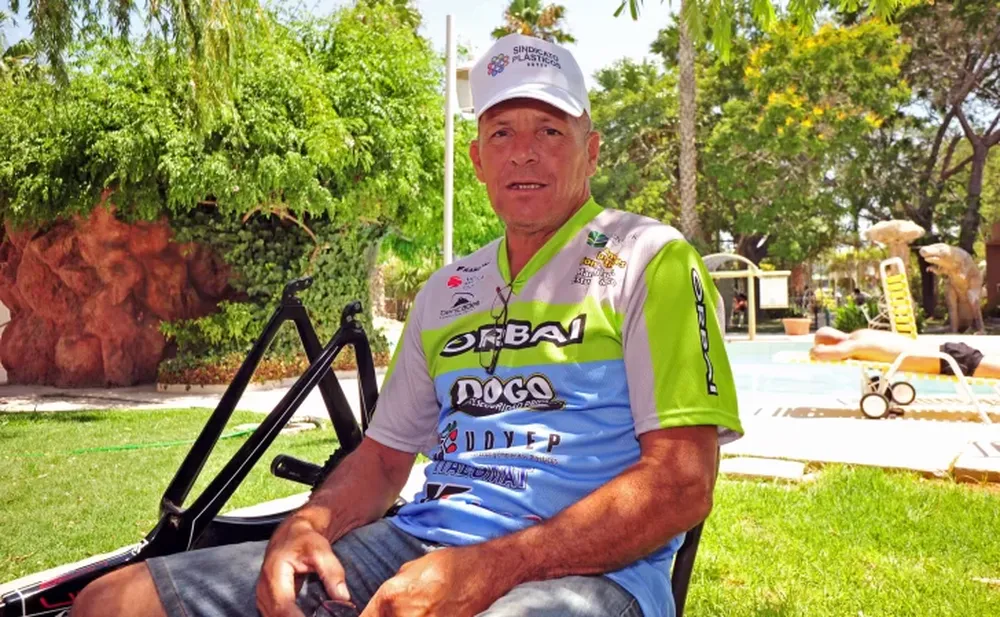 EDUARDO, junto a una bicicleta, en el hotel donde concentró su equipo en el Giro de Sol de 2022. Quien fuera grande, entre grandes, volverá en diciembre.