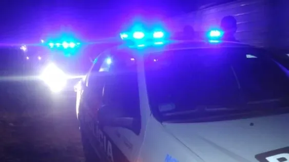 Dos menores rompieron un vidrio e irrumpieron en una casa para huir de la policía