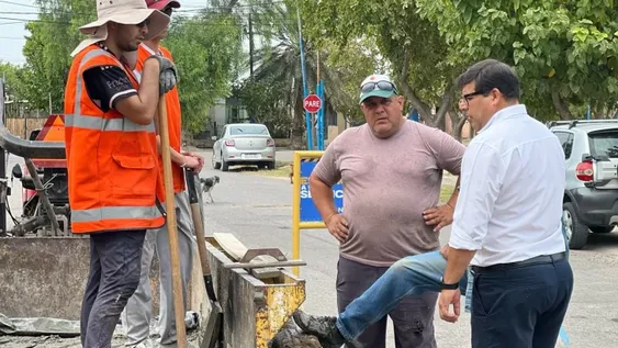 CONTROL OFICIAL. El mismo intendente de 9 de Julio, Daniel Banega, supervisa personalmente el avance de las obras de mejoras en las calles de la comuna.