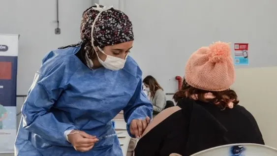 Afirman que el riesgo de trombos por Covid-19 es mucho menor tras vacunarse