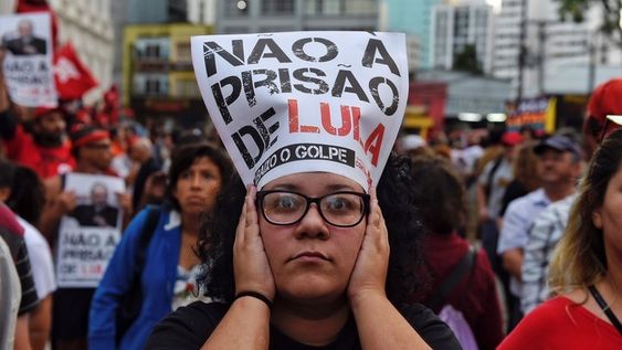 Lula, en andas de sus seguidores