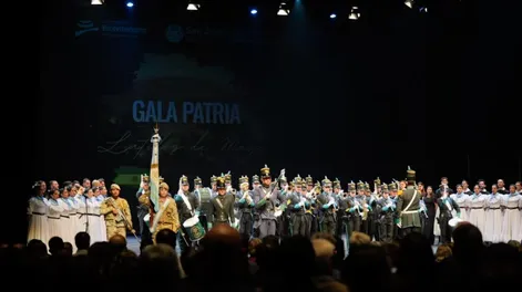 Diario de Cuyo | El público y los artistas interpretaron el Himno Nacional Argentino, con la destacada participación de la Banda El Tambolar del Regimiento de Infantería de Montaña 22.