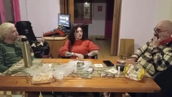 Su muerte se produjo cuando el programa llevaba 1 hora y 23 minutos al aire, en medio de una charla de mesa.&nbsp;