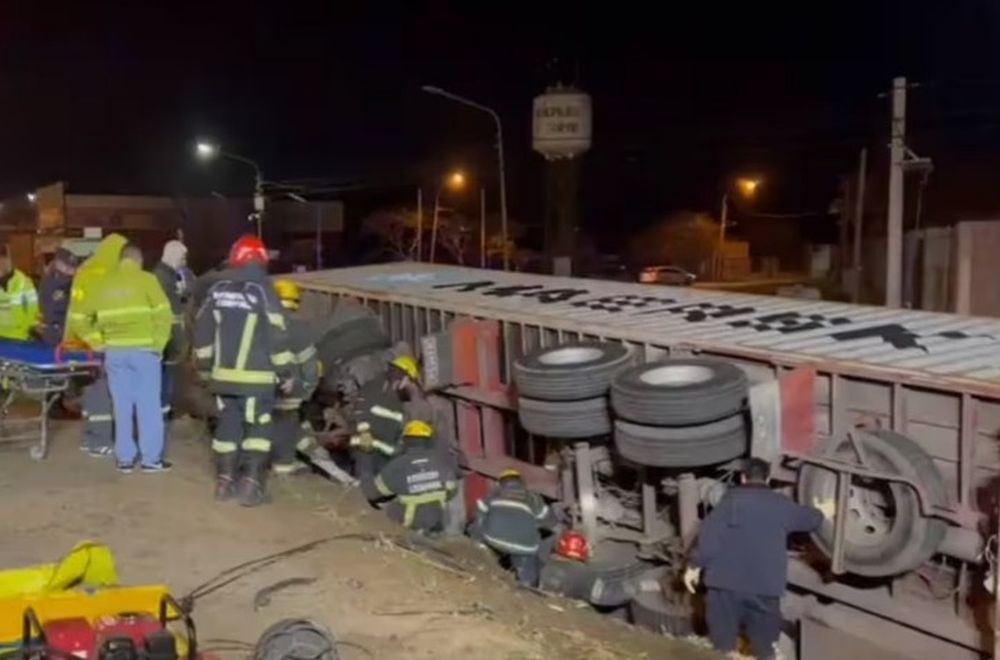 Un camión volcó y cayó sobre un auto donde había una familia: murió una niña de 9 años