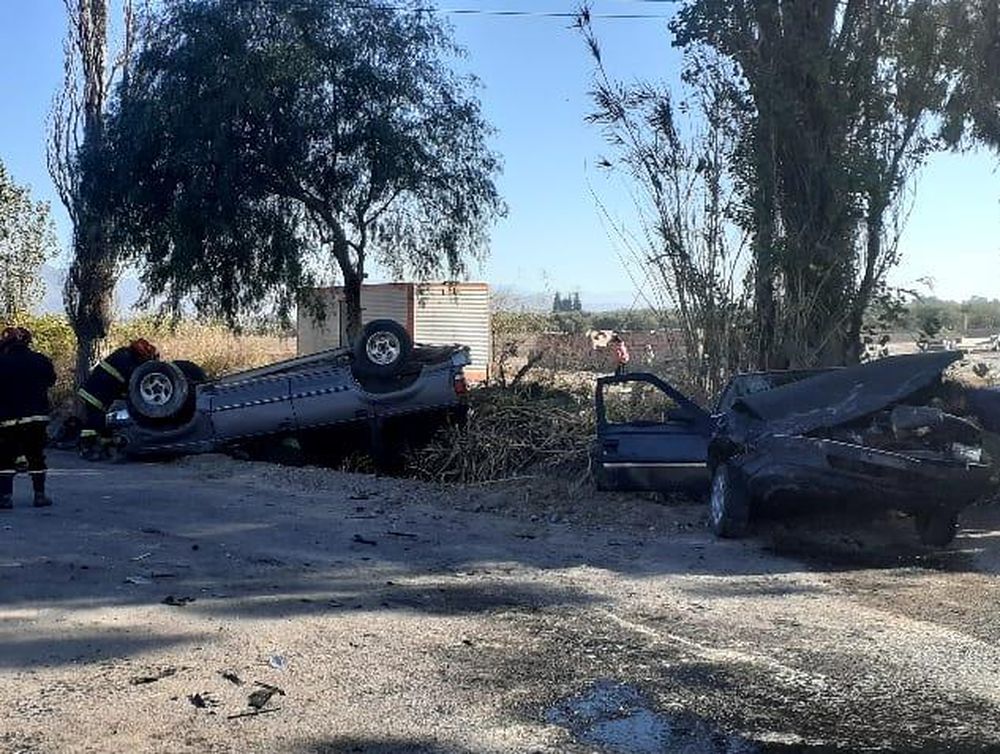 Un auto y una camioneta chocaron y cayeron a un canal: hay 5 personas heridas