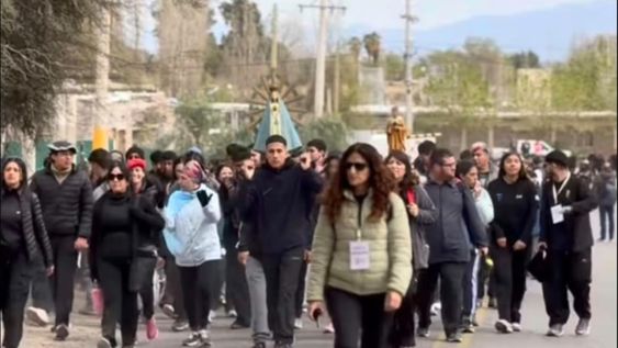 a puro frio y fe: 12.000 jovenes participaron de la multitudinaria peregrinacion al complejo ceferino namuncura
