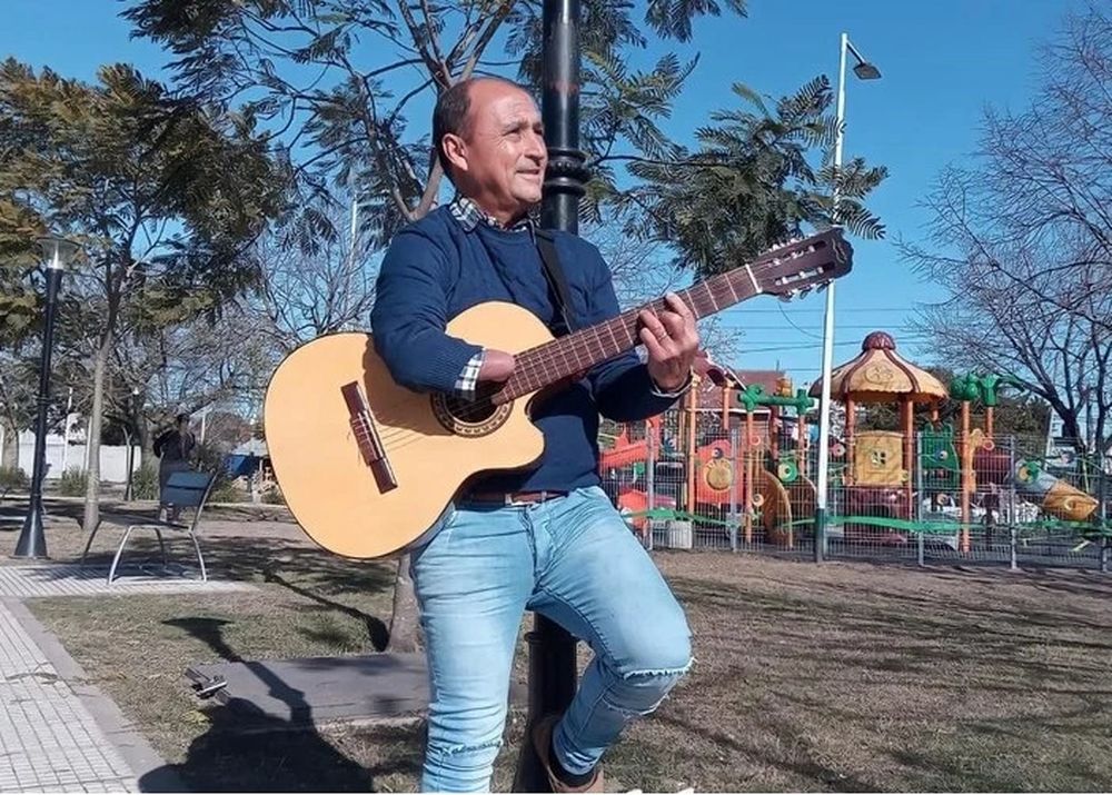 Sixto nació con una sola mano, superó el bullying y ahora es guitarrista
