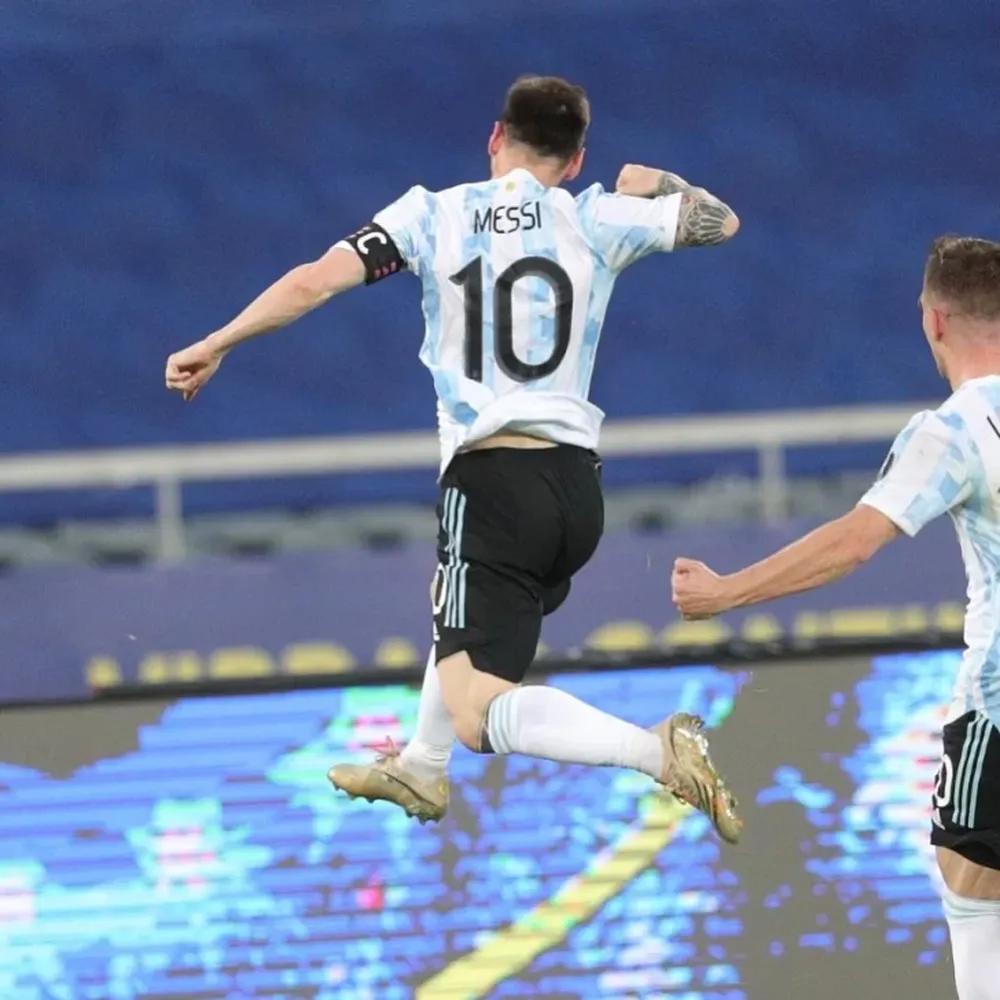 Relajado en su sillón, Messi festejó el pase a la final de Argentina en futsal