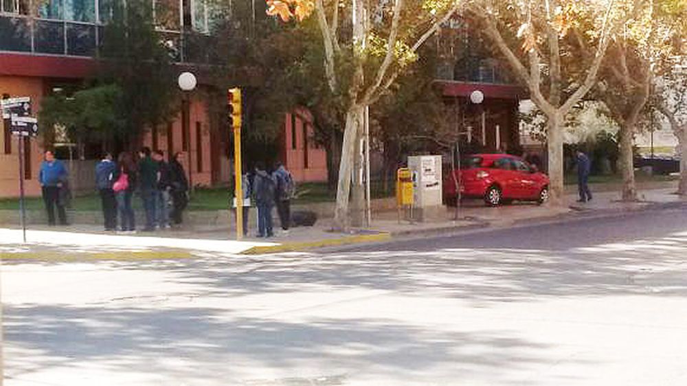 Dos autos chocaron en pleno centro, uno se subió a la vereda y casi atropelló a un hombre