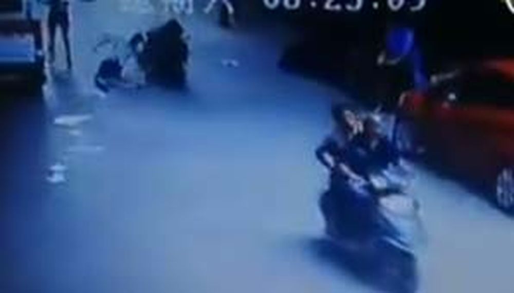 Se quiso suicidar, pero cayó sobre una moto y se salvó