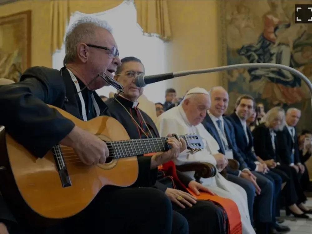 León Gieco cantó “Solo le pido a Dios” en el Vaticano e hizo emocionar al papa Francisco