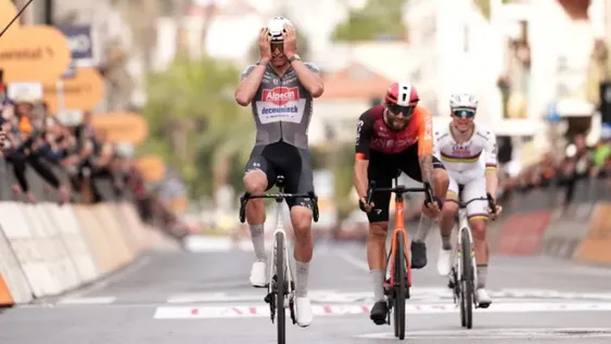 EL NEERLANDÉS sacó a relucir su potencia y batió en un mano a mano a Filippo Ganna y Tadej Pogacar.