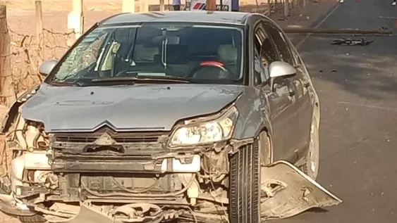 Un ciclista fue embestido desde atrás, impactó contra un poste y murió en el acto