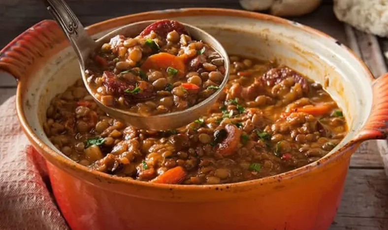 ¡Hoy está para unas lentejitas! Aprende a hacer el tradicional guiso argentino en 8 simples pasos