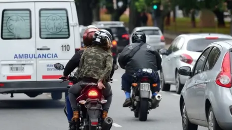 Prohibirán que circulen dos personas por moto para “prevenir ilícitos” en la provincia de Buenos Aires