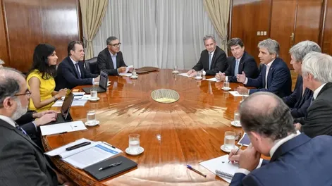 MIEMBROS DEL EQUIPO técnico del FMI reunidos con el ministro Caputo.