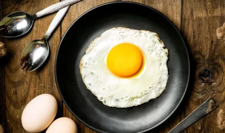 Cómo hacer huevos fritos sin que se peguen a la sartén
