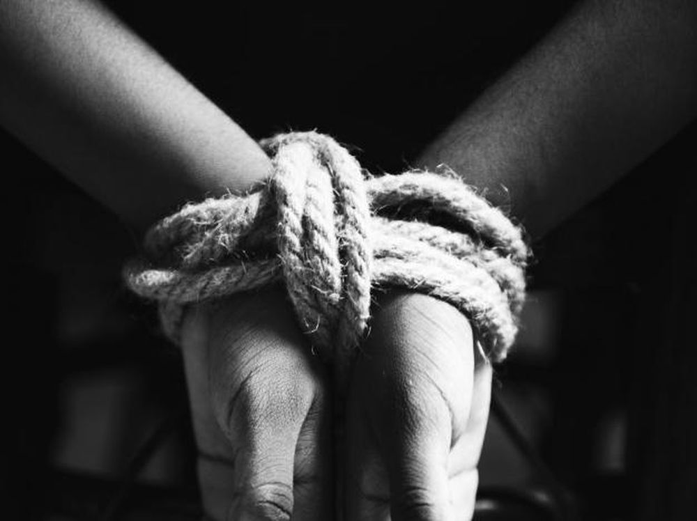 Doce ladrones entraron armados a una casa, ataron a dos jóvenes y robaron lo que encontraron