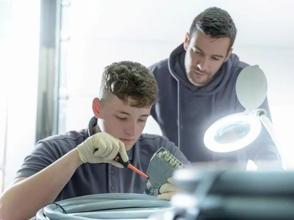 El Gobierno otorga beneficios a empresas que contraten jóvenes: cómo participar