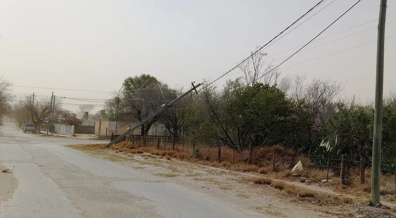 Los fuertes vientos, que han alcanzado ráfagas de más de 70 km/h, han causado estragos en la infraestructura local. Se han reportado postes de electricidad caídos. Foto:infovallefertil